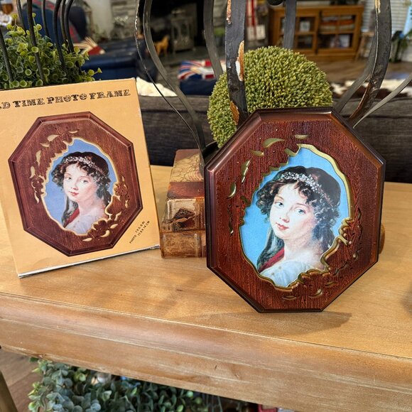NIB Vintage frame with picture of pretty lady - Picture 1 of 13